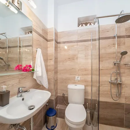 Alexatos & Lägenhetshotell Agia Efimia