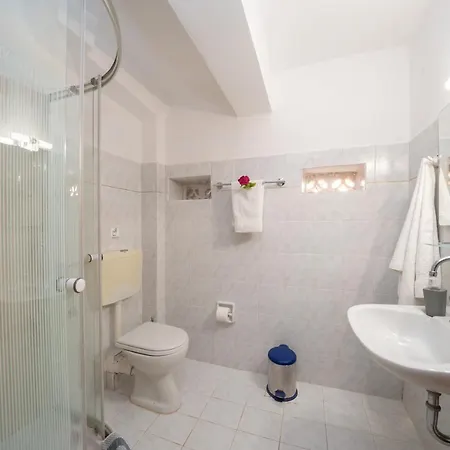 Alexatos & Lägenhetshotell Agia Efimia